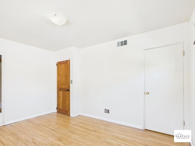 Building Photo - 204 Solana Dr