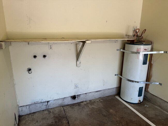 Building Photo - 2 bedroom 1 bath duplex with a garage!