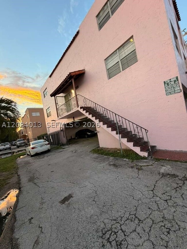 Building Photo - 1255 W 53rd St
