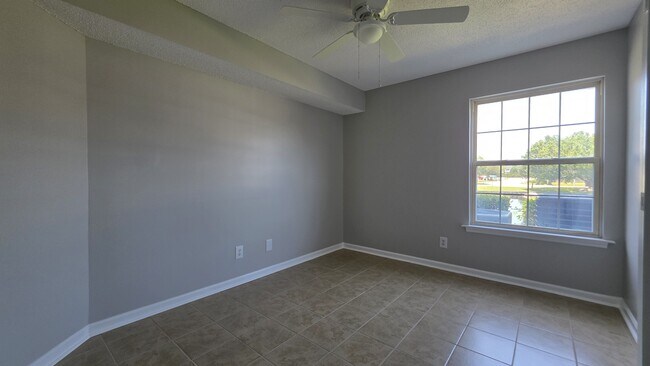 Building Photo - 8642 South Bridge Dr