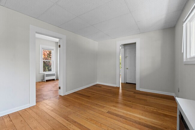 Building Photo - 671 Cornwall Ave