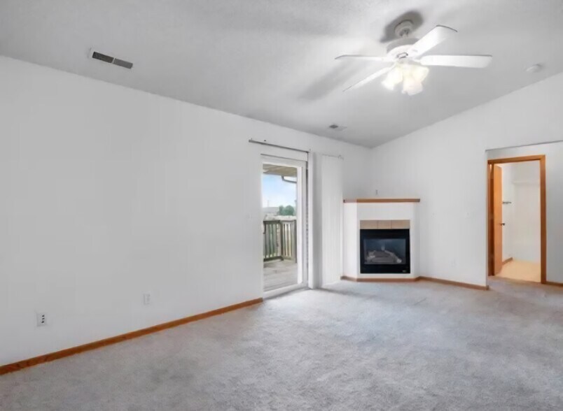 Building Photo - 1000 Duchess Dr