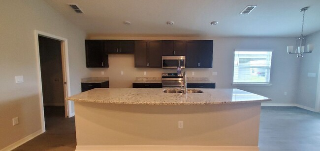 Building Photo - Like New!! 4-Bedroom, 2-Bathroom in Lakeland