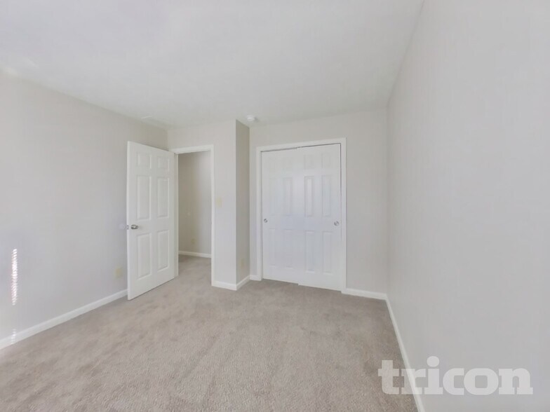Building Photo - 910 S Shore Ct