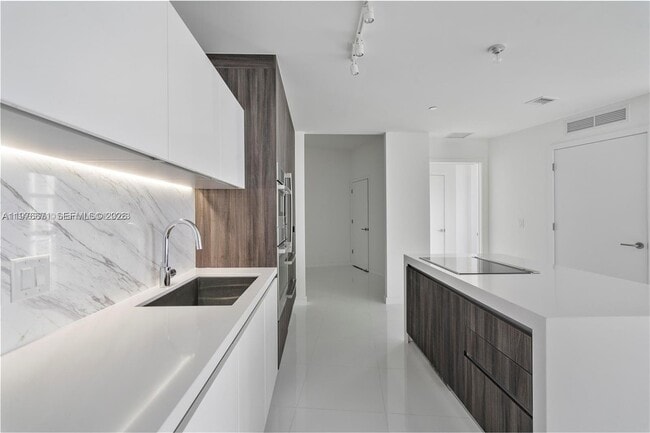 Building Photo - 851 NE 1st Ave