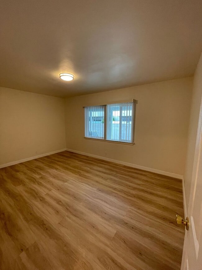 Building Photo - 15550 Vanowen St