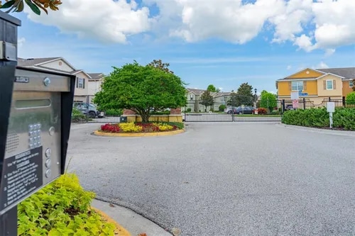 Building Photo - Beautiful 2 Bedroom 2.5 Bath Townhome loca...