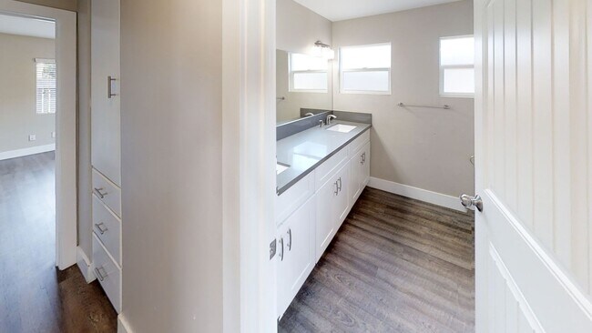 Building Photo - Large House, Great for Big Group! Close to...