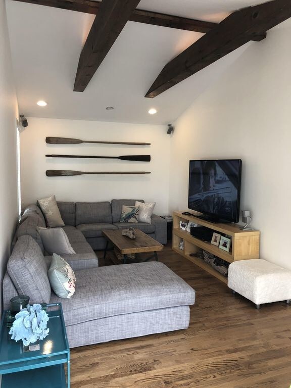 Building Photo - 30 Point Breeze Dr