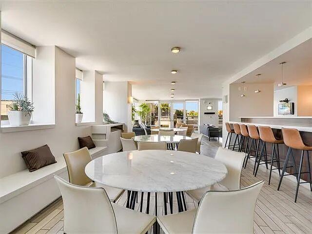 Building Photo - 300 Bowie St