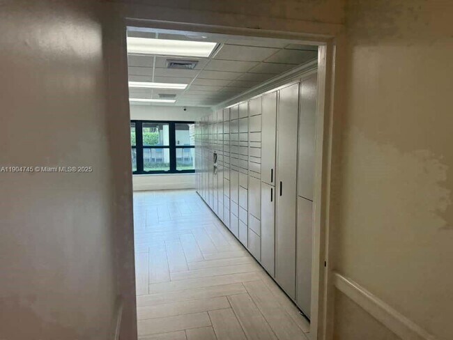 Building Photo - 3200 Port Royale Dr N