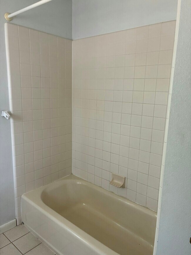 Building Photo - 2092 Colonial Dr
