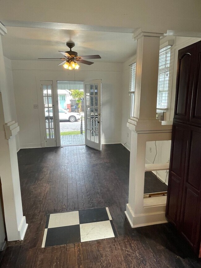 Building Photo - 2BD/1BA Shotgun w/ Huge Sunroom and Backyard