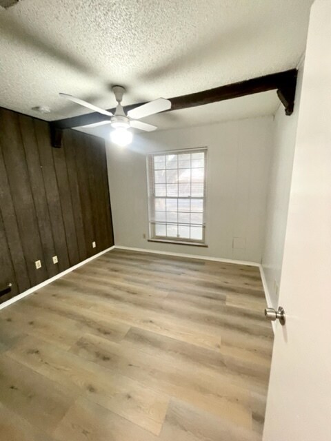 Building Photo - Saucer