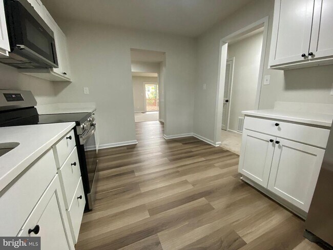 Building Photo - 9 Farrell Ln