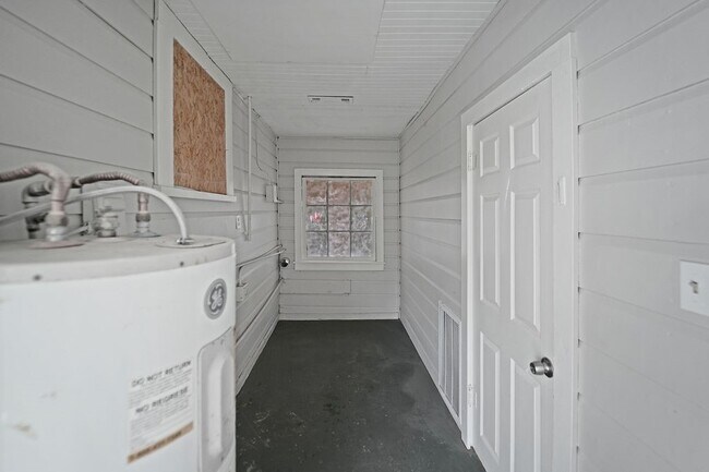 Building Photo - 214 E 1st St