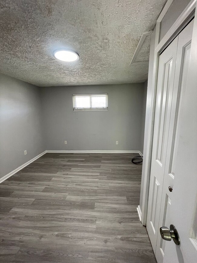 Building Photo - Freshly Renovated 3 Bedroom Ranch with Mod...
