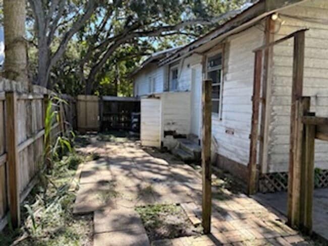 Building Photo - 3-Bedroom Home in Peaceful Malabar, FL