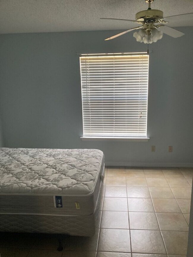 Building Photo - Spacious 1 Bedroom