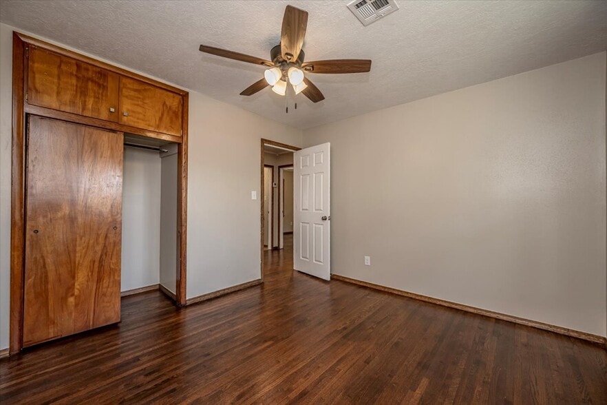 Building Photo - 809 N Ross Ave