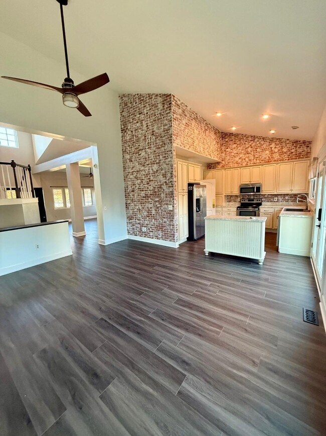 Building Photo - 800 Palomino Ln