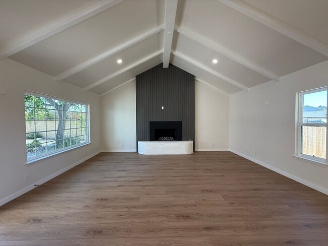 Building Photo - Beautifully Updated Single Story Custom Ho...