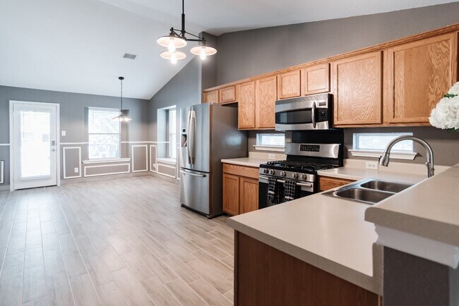 Building Photo - 692 Scheel-
