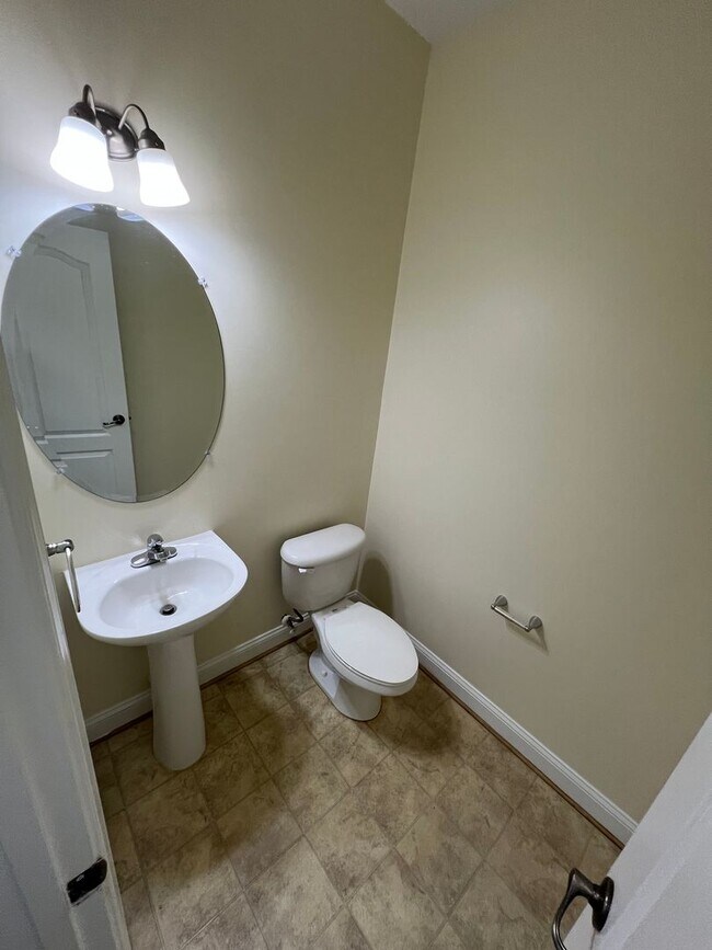 Building Photo - 940 Sugar Oak Dr