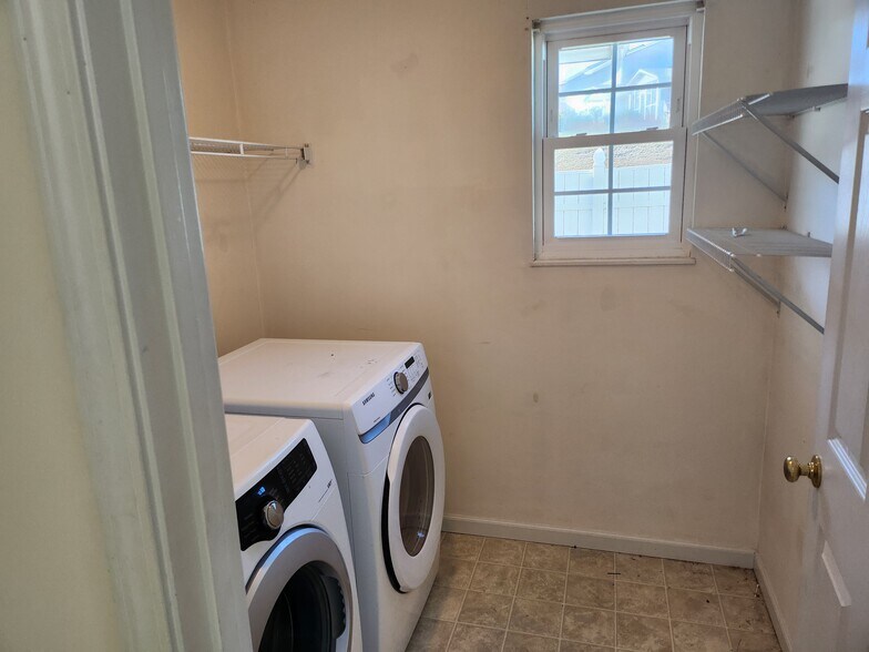 Laundry Room - 1719 Wood Song Ln