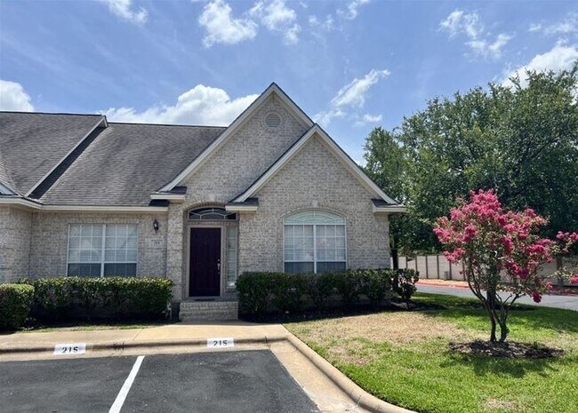 Building Photo - 215 Navarro Dr