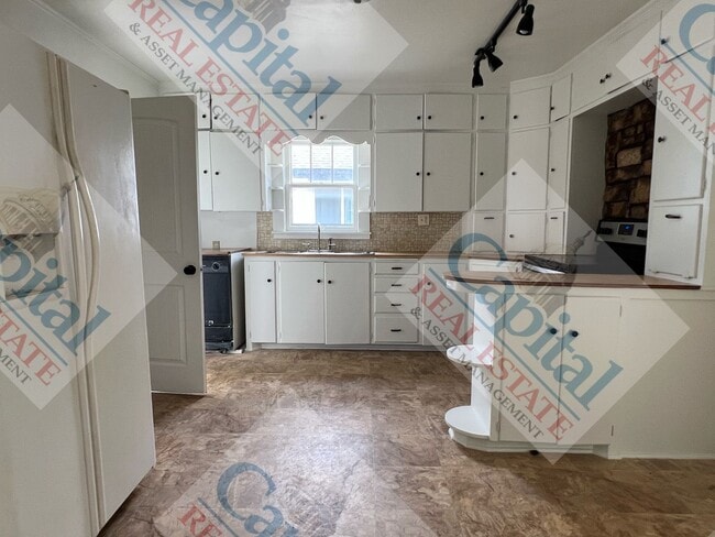 Building Photo - Spacious 3 Bedroom