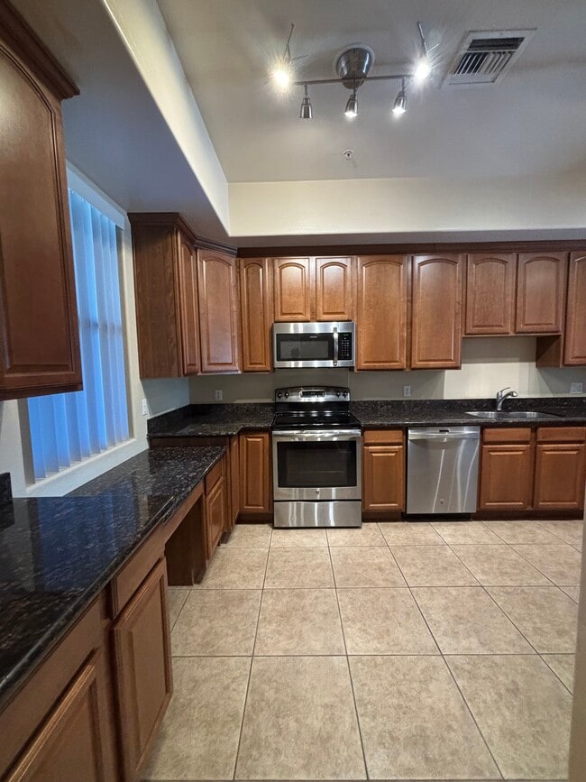Building Photo - Hillmar Townhomes