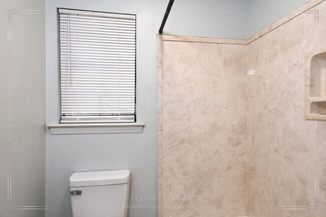 Building Photo - Beautifully Updated 3-Bedroom Home with Gr...