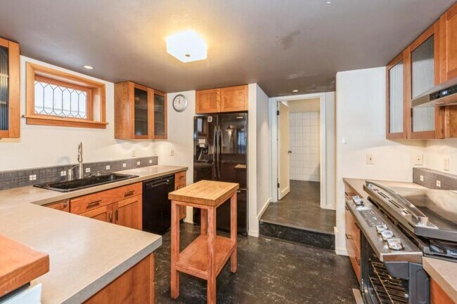 Building Photo - 1 bedroom in Seattle WA 98103