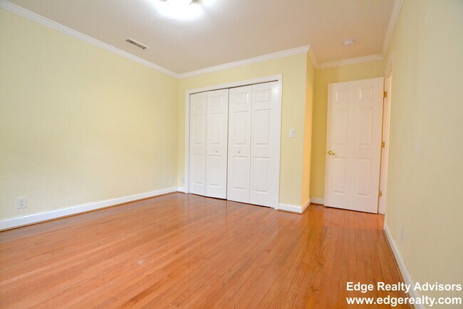 Building Photo - 132 Newton St