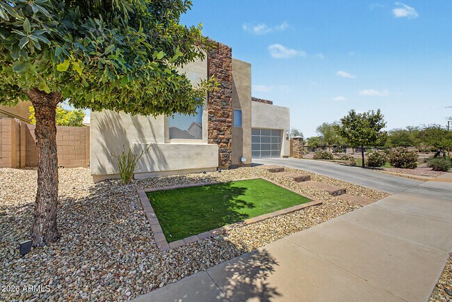 Building Photo - 15912 W Sierra St