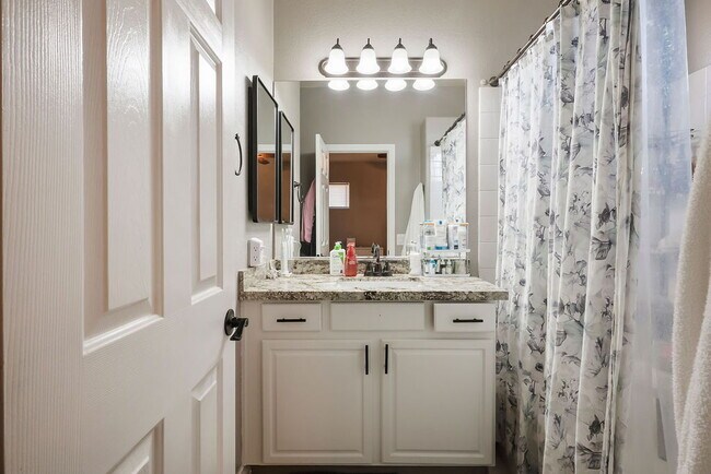 Building Photo - "Spacious 4-Bed Oasis with Outdoor Kitchen & Hardwood Elegance in North Las Vegas!"