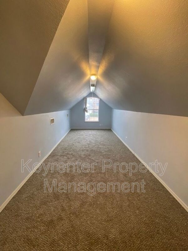 Building Photo - 1009 N Willow Ave
