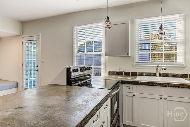 Building Photo - 303 W Henry St