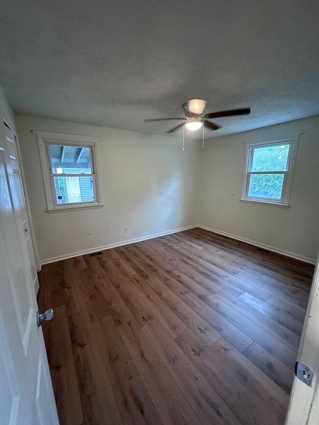 Building Photo - Three Bedroom House