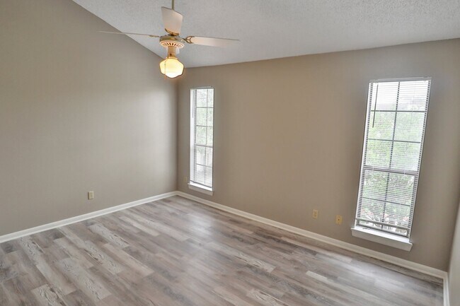 Building Photo - 2255 Thousand Oaks Dr