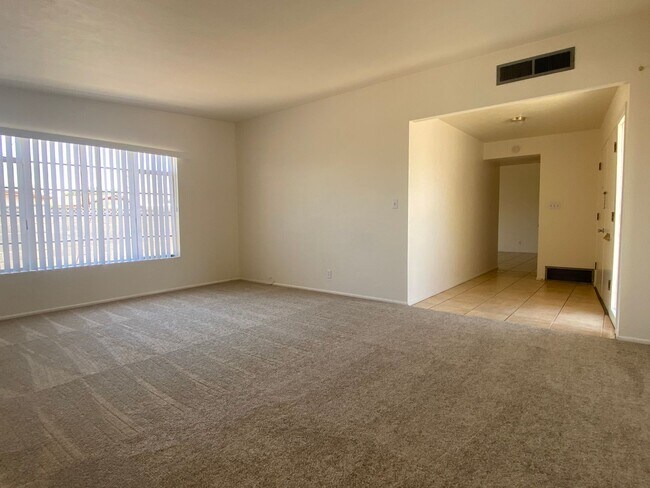 Building Photo - Scottsdale 4 Bed. 1.75 Bath located In Tow...