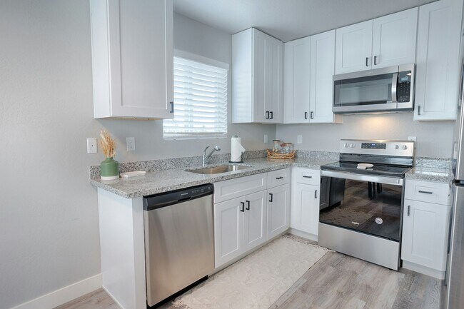 Building Photo - 1110 West Woodland Lake Road, Unit B