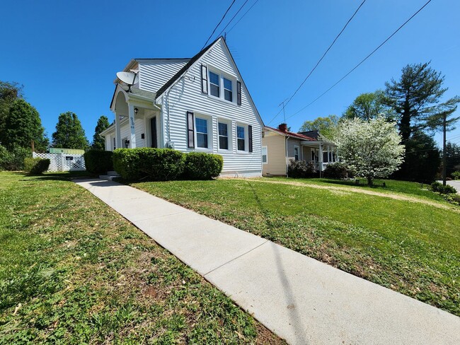 Building Photo - 2 Bedroom || 1 Bathroom House - Newly Reno...