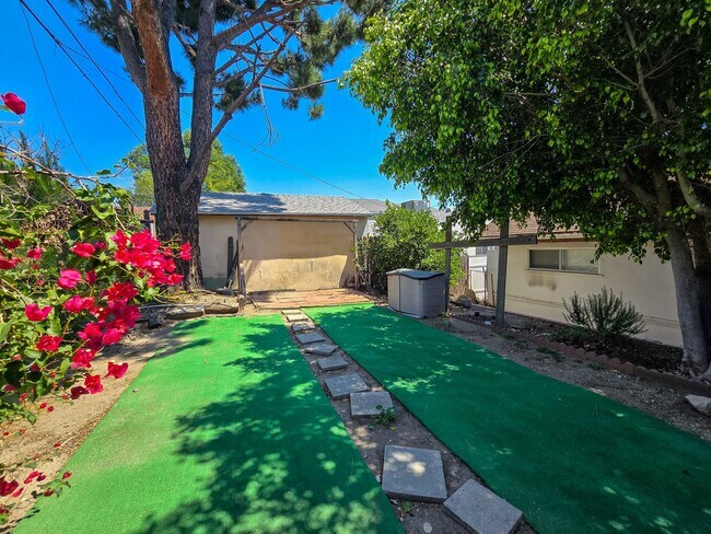 Building Photo - Charming 2-Bedroom Retreat in La Crescenta – Available Now!