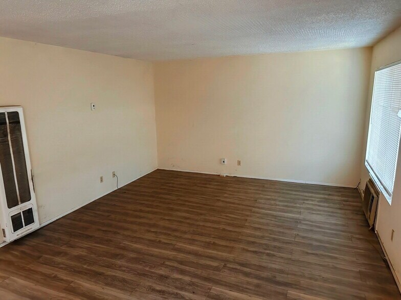 Spacious Living room - 614 Rancheria Dr