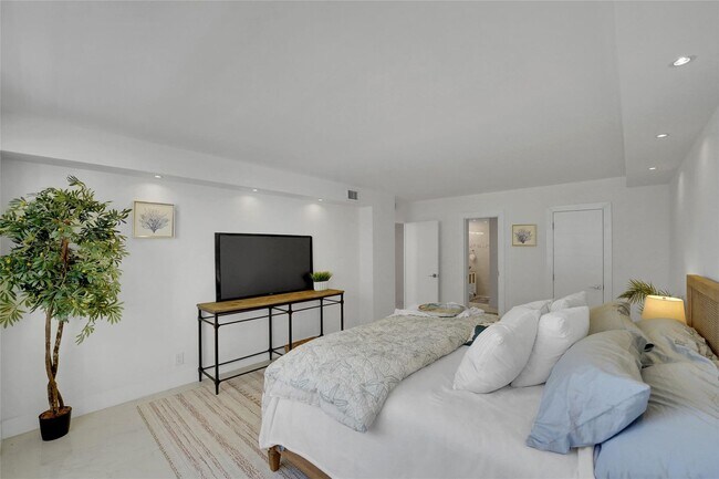 Building Photo - 3430 Galt Ocean Dr