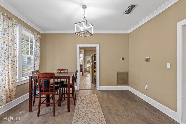 Building Photo - 130 Dalzell St