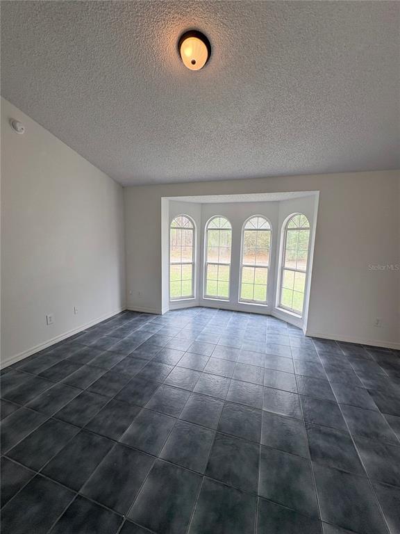 Building Photo - 28 Oak Run