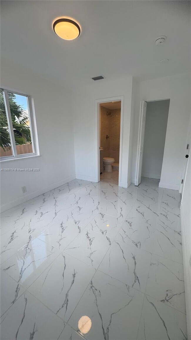 Building Photo - 901 NW 116th St